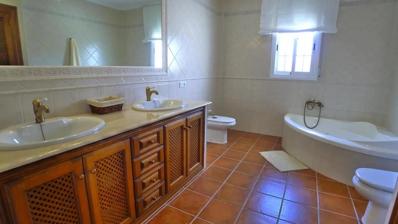 R1044 - Villa Karina Nerja